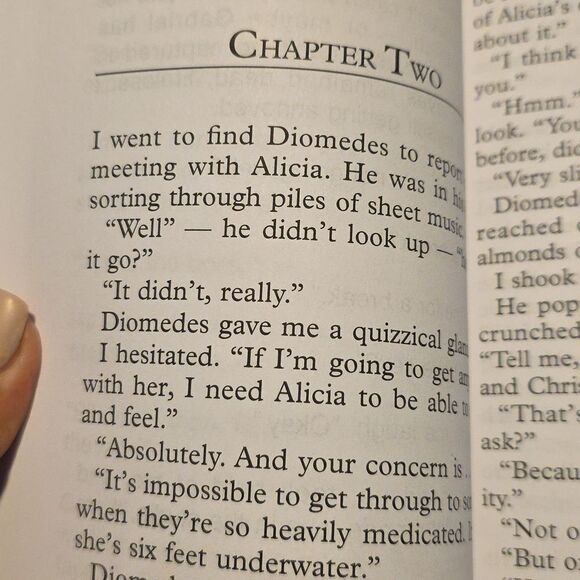 The Silent Patient Large Print Edition Book - Picture 6 of 8